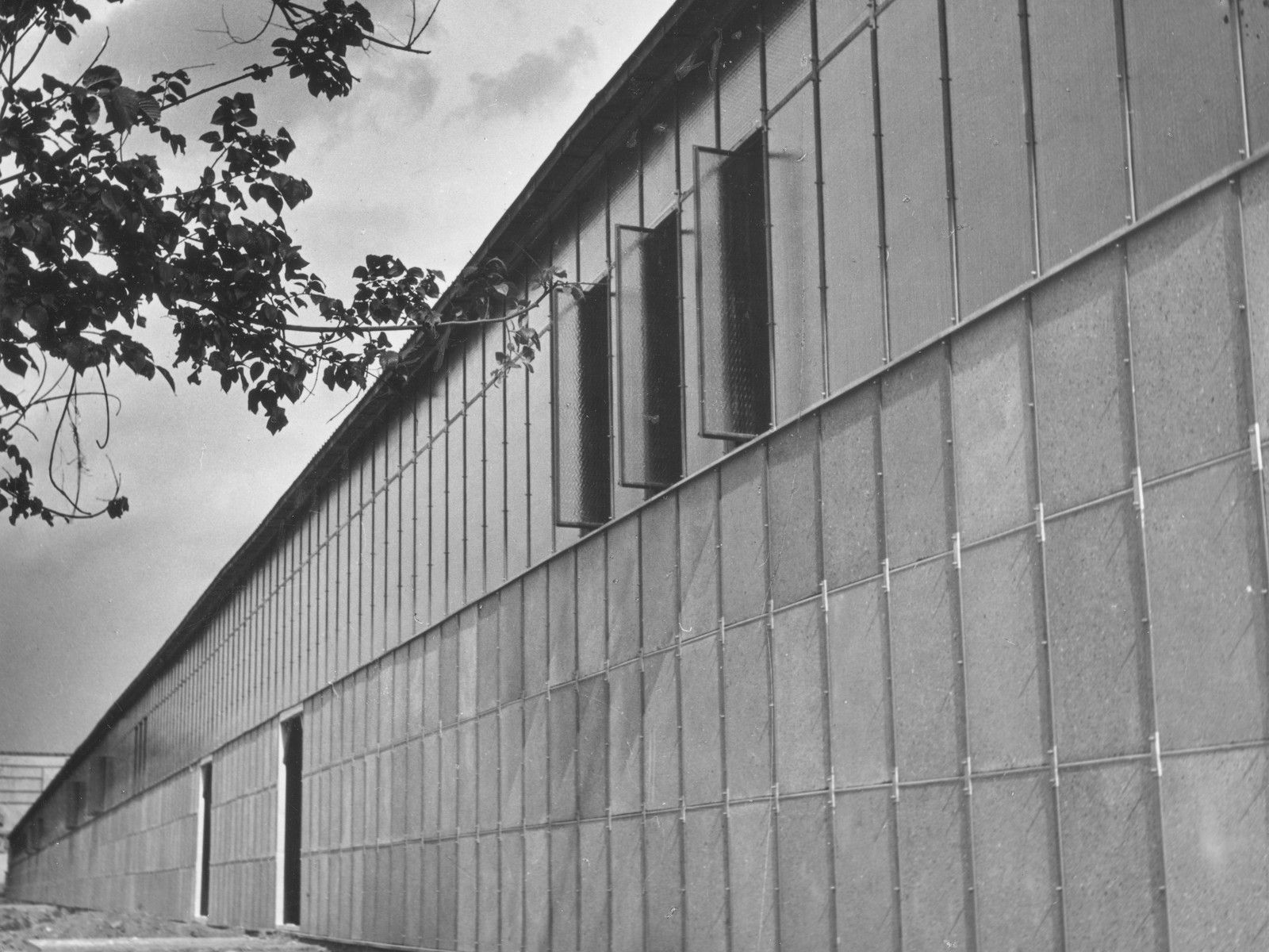 Langgestreckte Fassade eines Industriebaus mit Rasterverkleidung — Fotografie von Elisabeth Hase