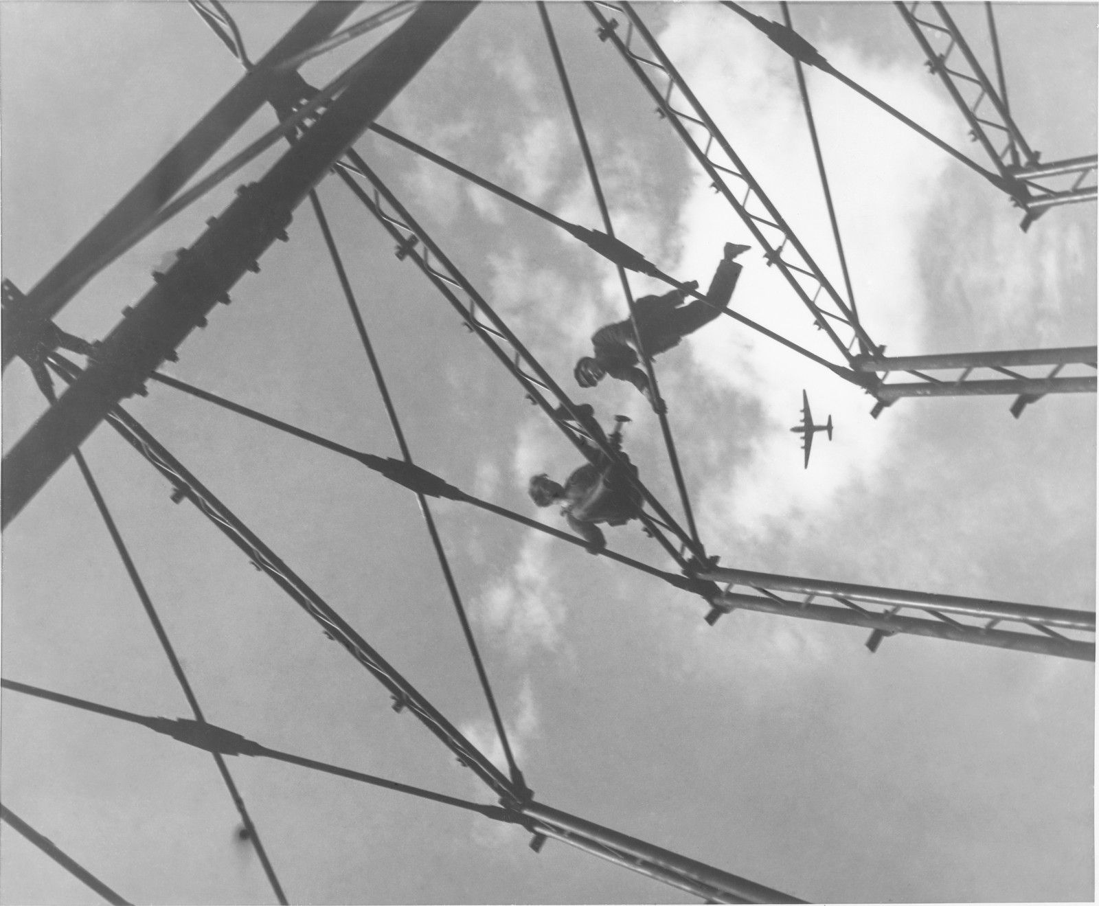 Monteure auf einer Stahlgitterkonstruktion vor dem Himmel — Fotografie von Elisabeth Hase
