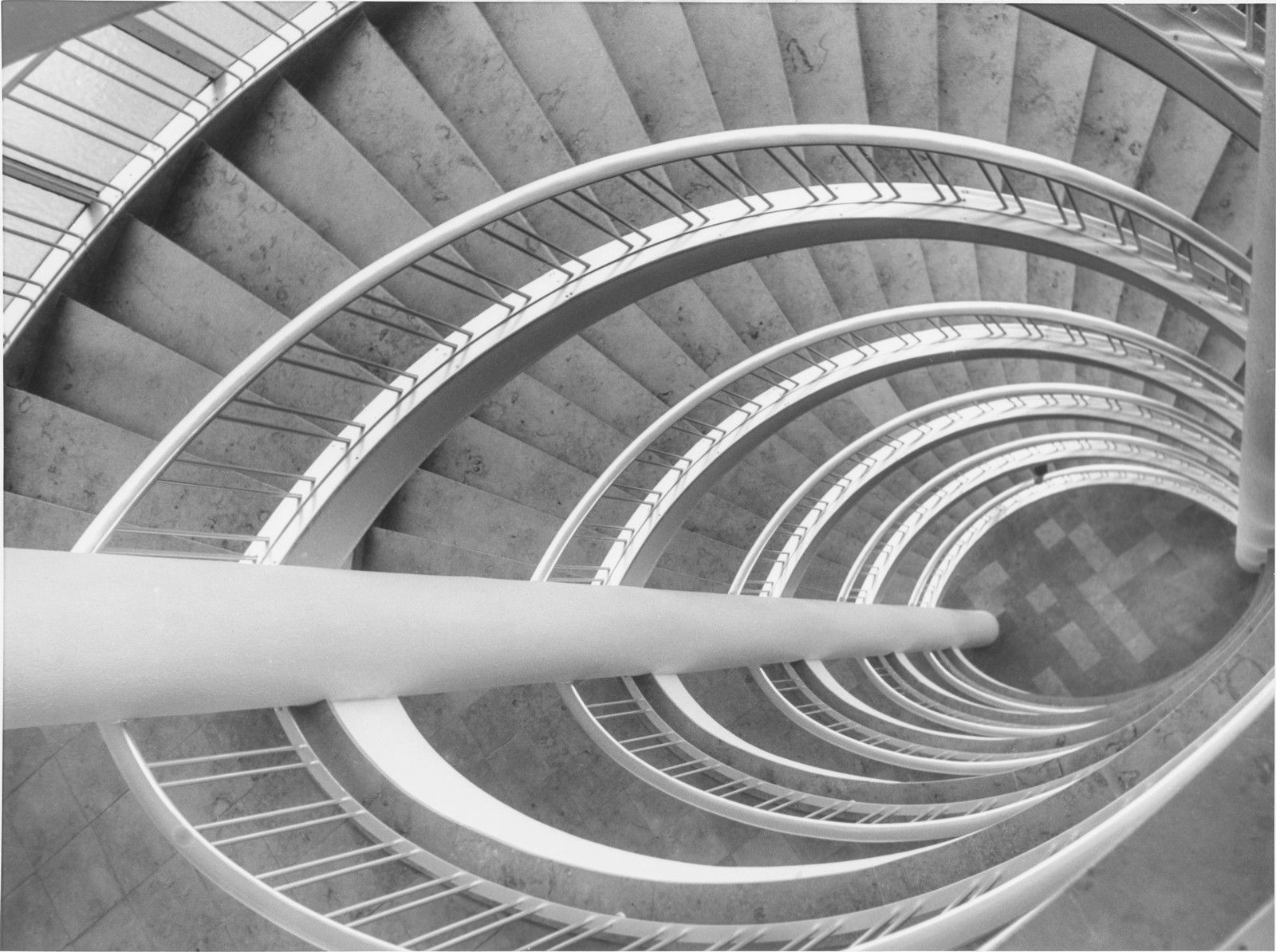Blick von oben in ein spiralförmiges Treppenhaus — Fotografie von Elisabeth Hase